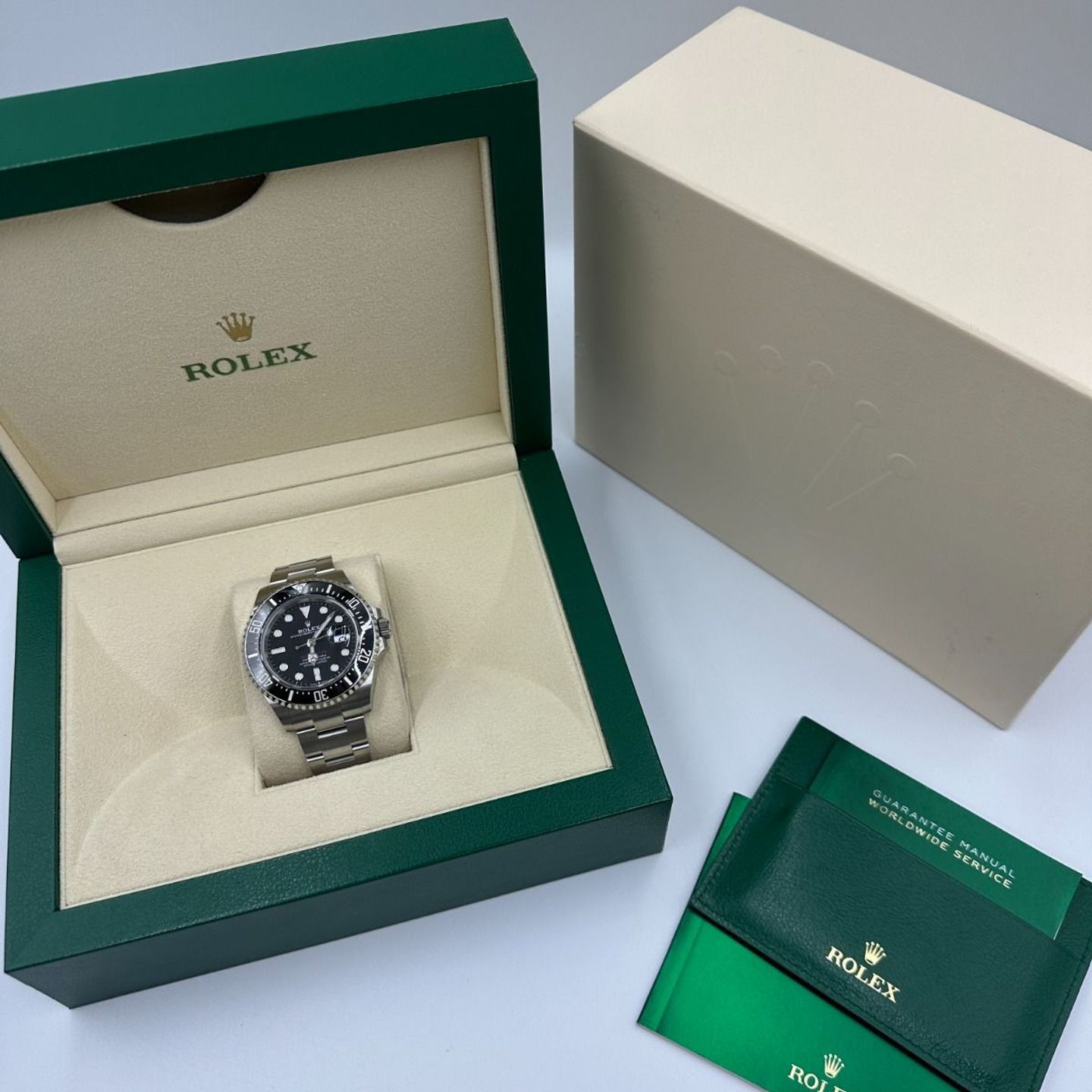 Rolex Sea-Dweller 126600 (2023) - Black dial 43 mm Steel case (2/8)