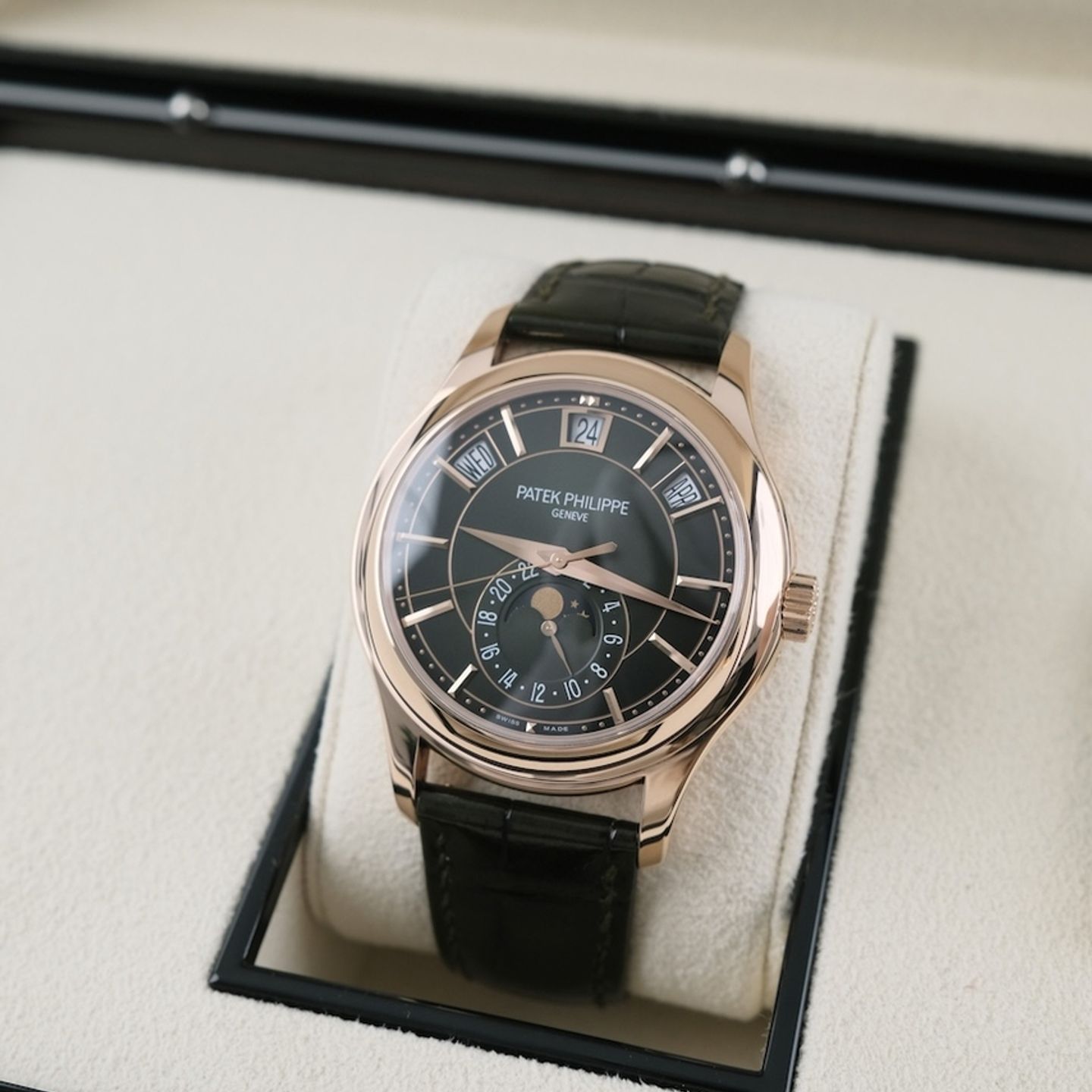 Patek Philippe Annual Calendar 5205R-011 - (2/8)