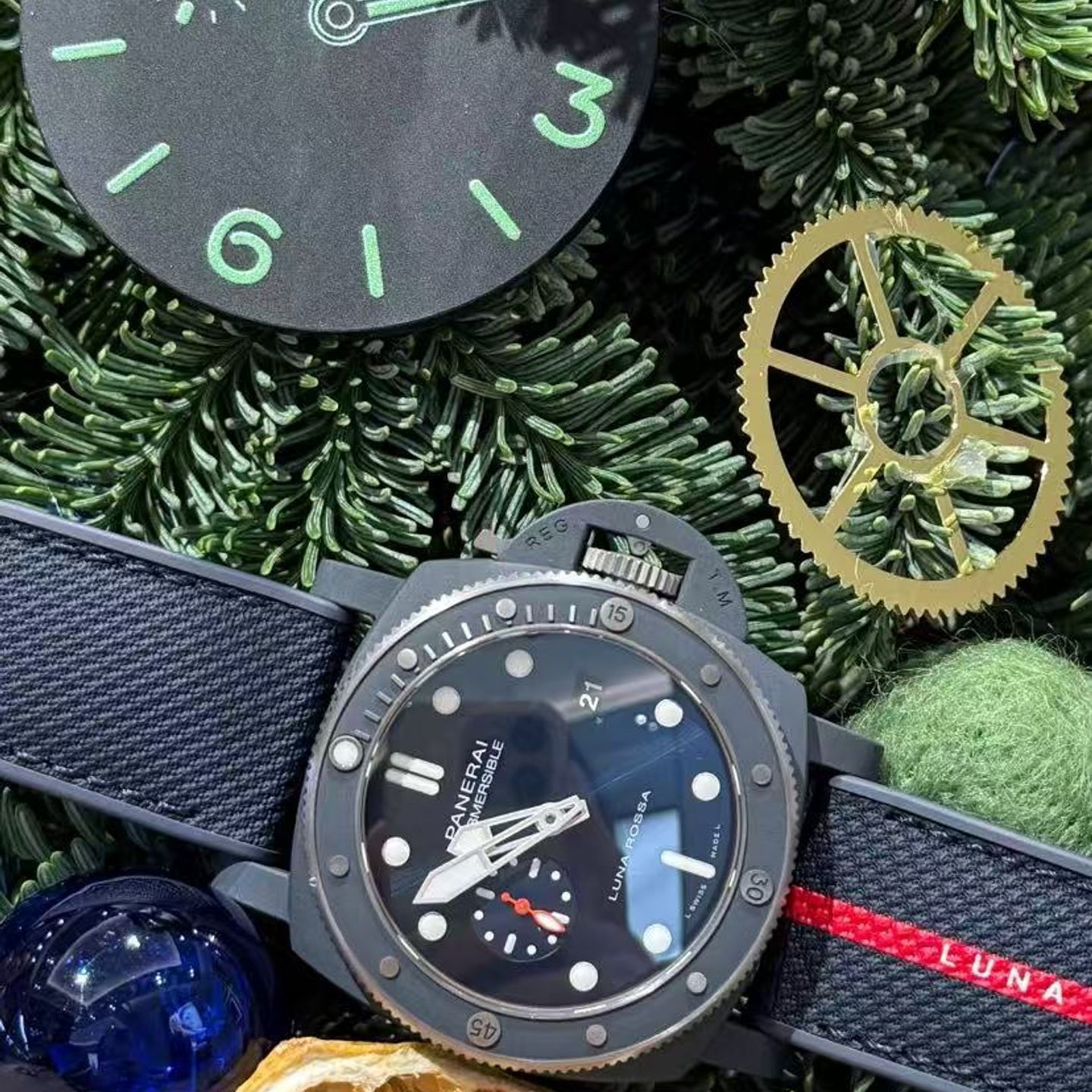 Panerai Submersible PAM01466 (2025) - Blue dial 44 mm Titanium case (2/2)