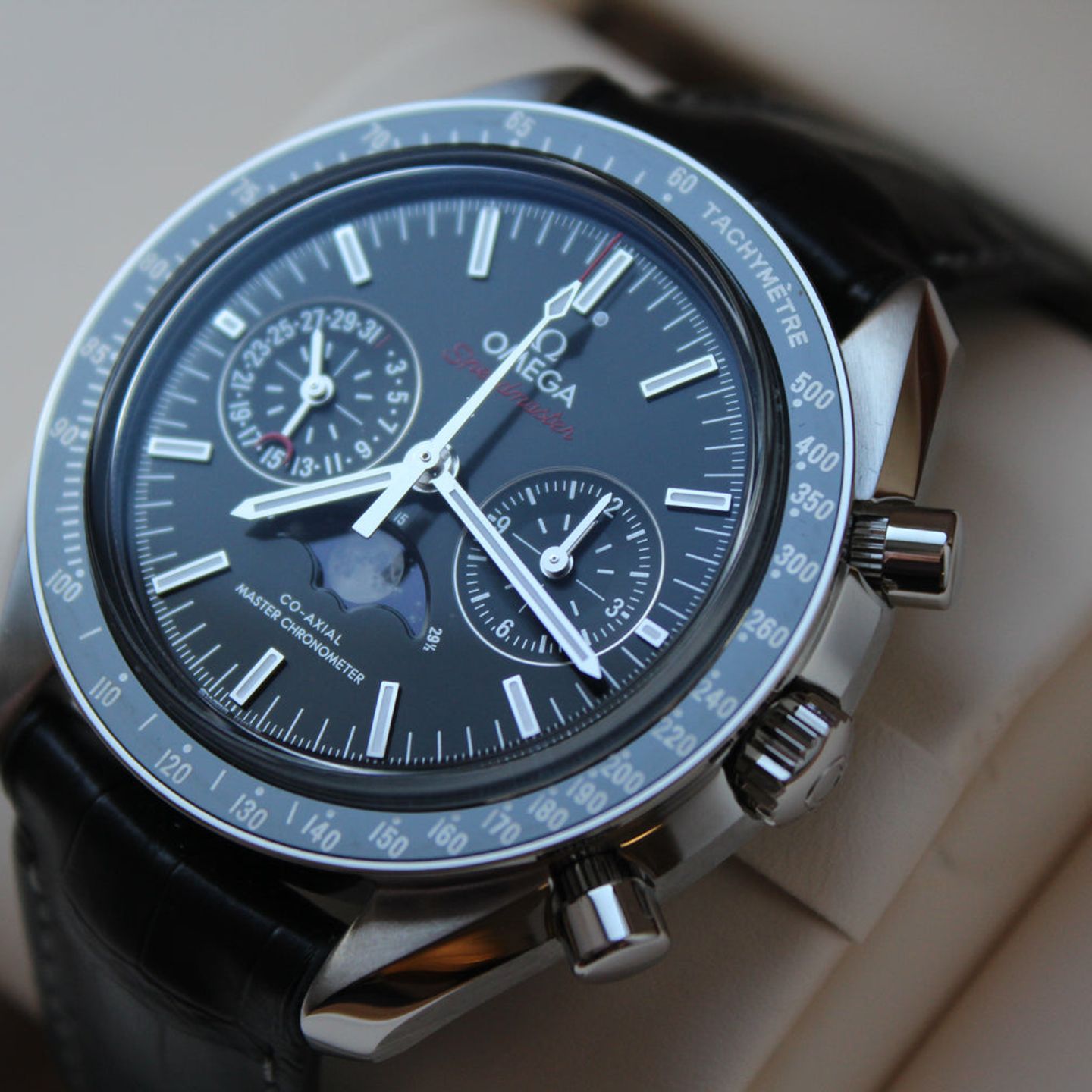 Omega Speedmaster Professional Moonwatch Moonphase 304.33.44.52.01.001 (2024) - Zwart wijzerplaat 44mm Staal (1/5)