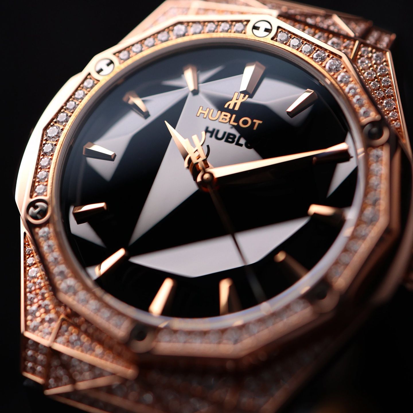Hublot Classic Fusion 550.OS.1800.RX.1804.ORL19 (2021) - Zwart wijzerplaat 40mm Roségoud (2/3)