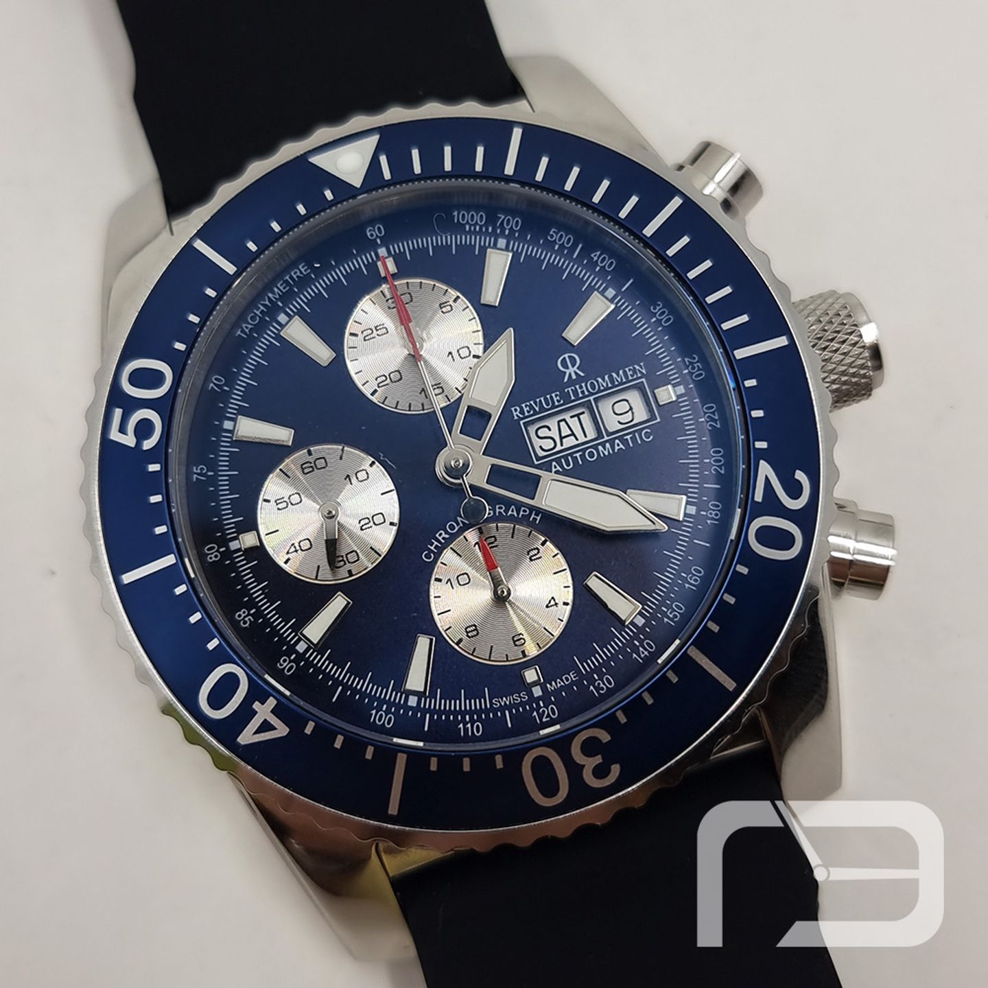 Revue Thommen Diver's Day-Date Chronograph 17030.6535 (2024) - Blauw wijzerplaat 45mm Staal (2/8)