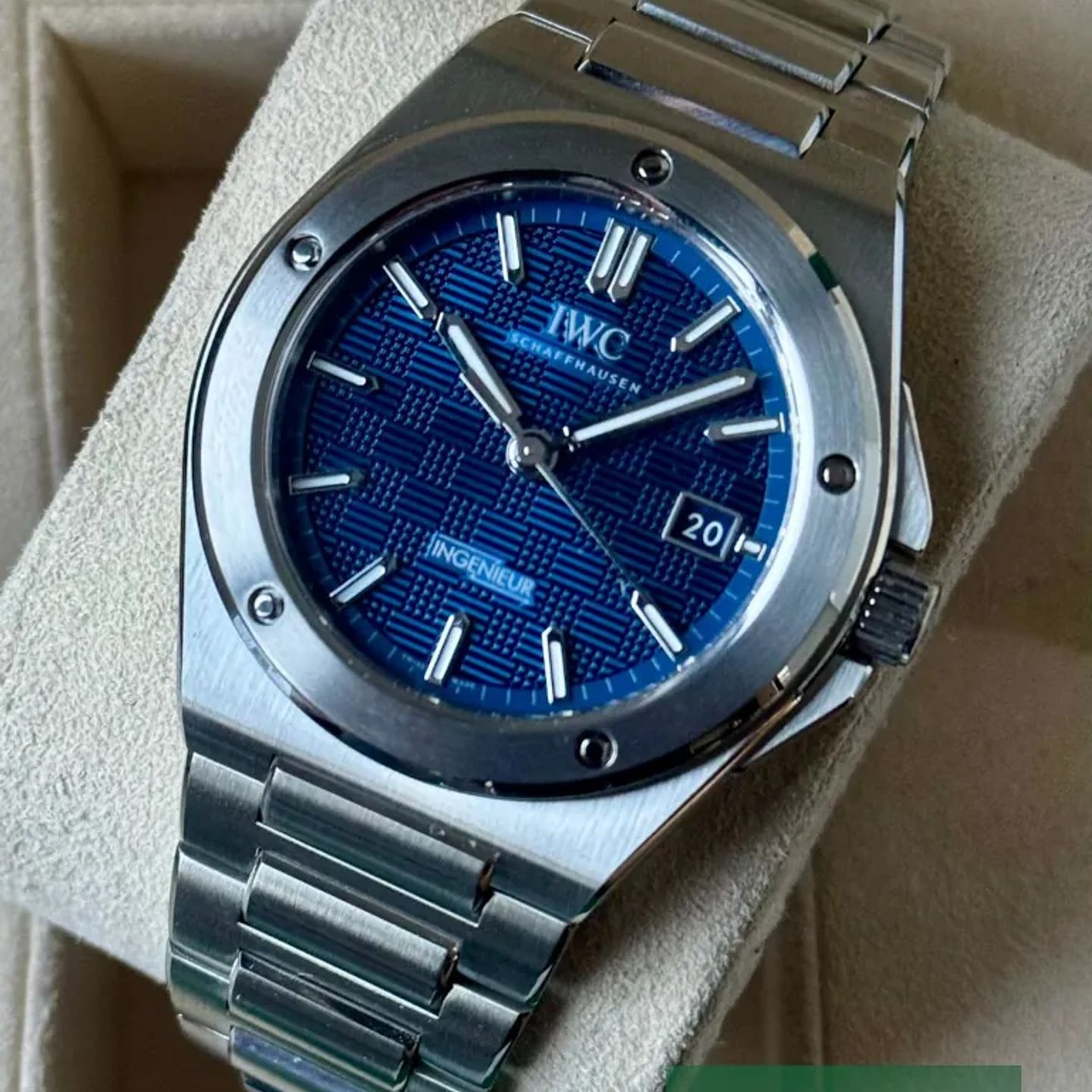 IWC Ingenieur Automatic IW328907 (2026) - Blue dial 40 mm Steel case (3/7)