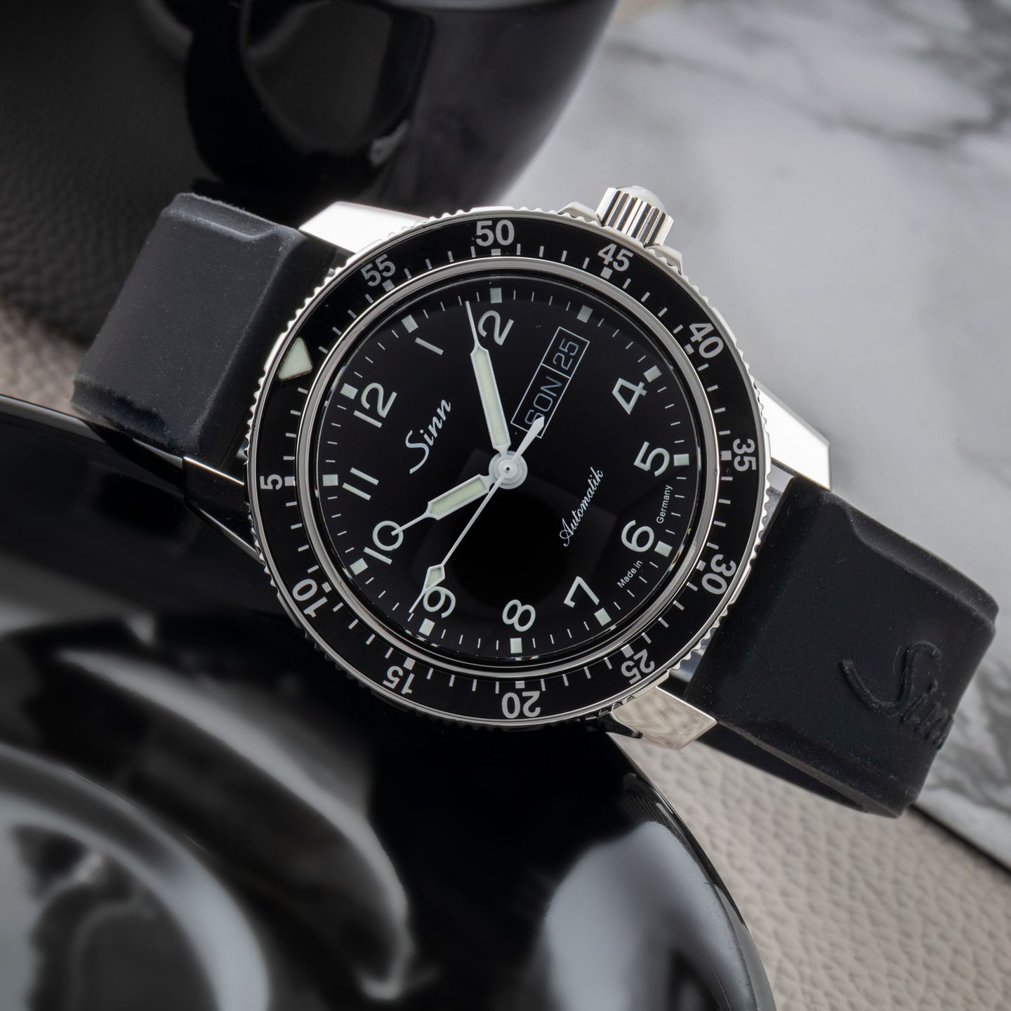 Sinn 104 104.011 (Unknown (random serial)) - Black dial 41 mm Steel case (2/8)