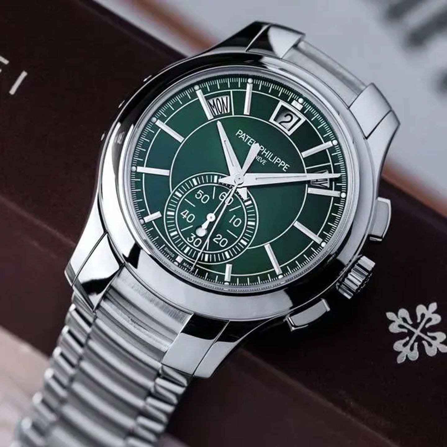 Patek Philippe Annual Calendar Chronograph 5905/1A-001 (2024) - Green dial 42 mm Steel case (6/6)