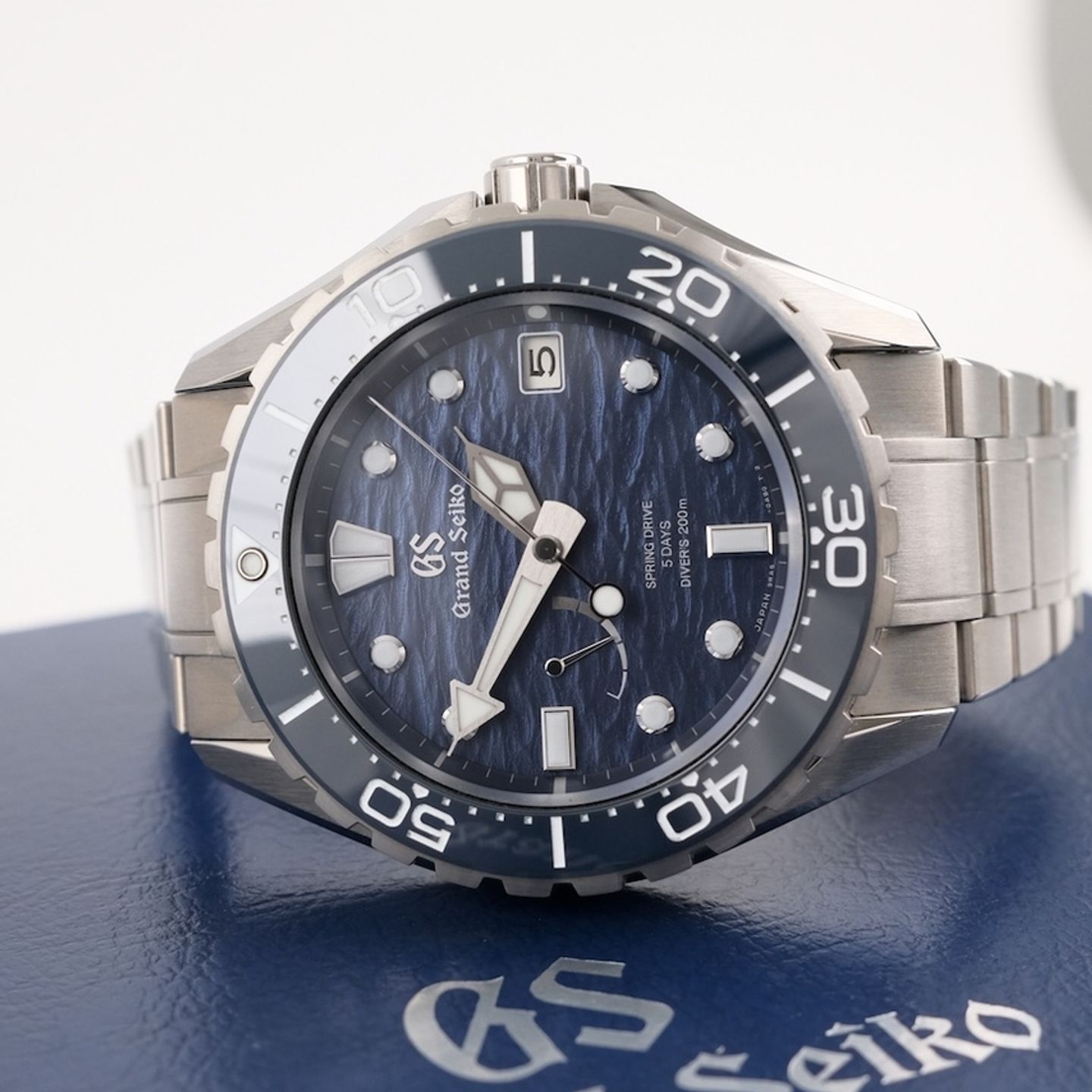 Grand Seiko Evolution 9 Collection SLGA023 (2025) - 44mm Titanium (1/8)