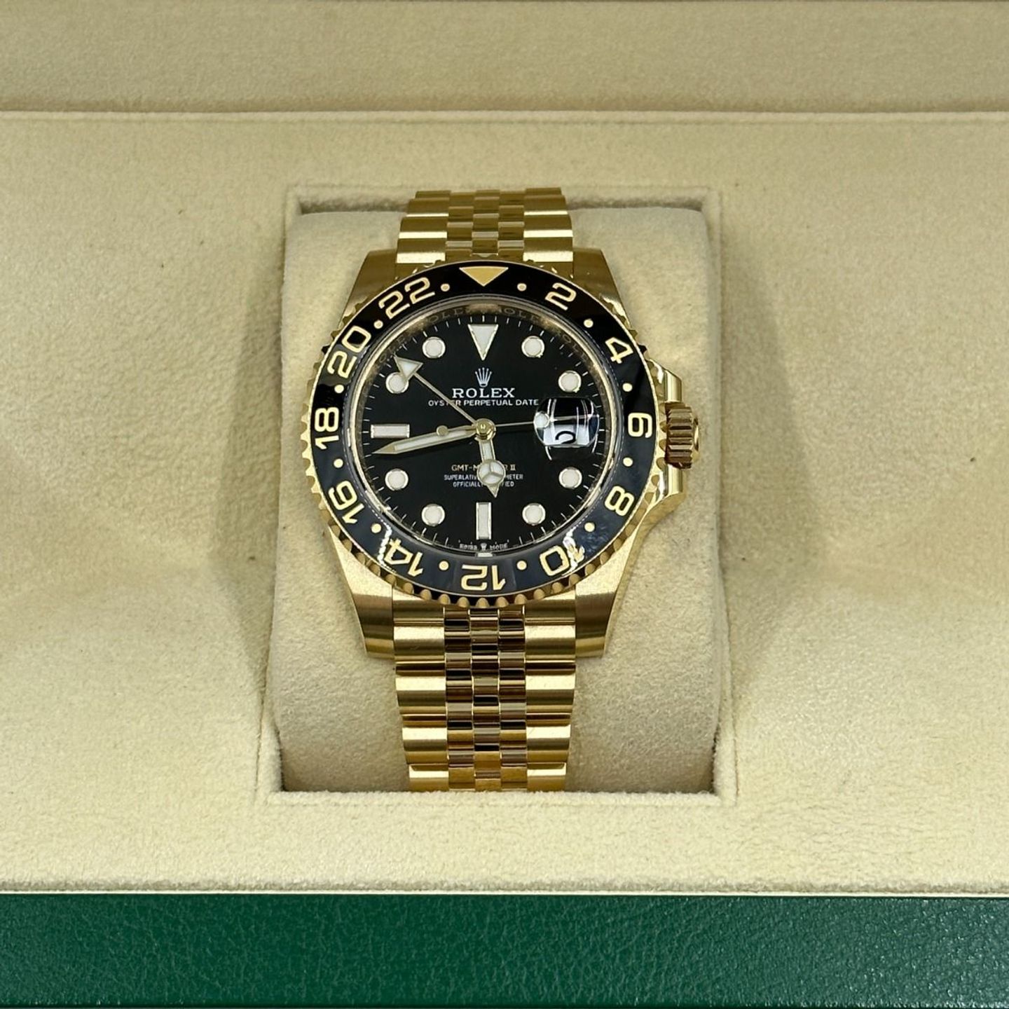 Rolex GMT-Master II 126718GRNR (2024) - Black dial 40 mm Yellow Gold case (5/8)