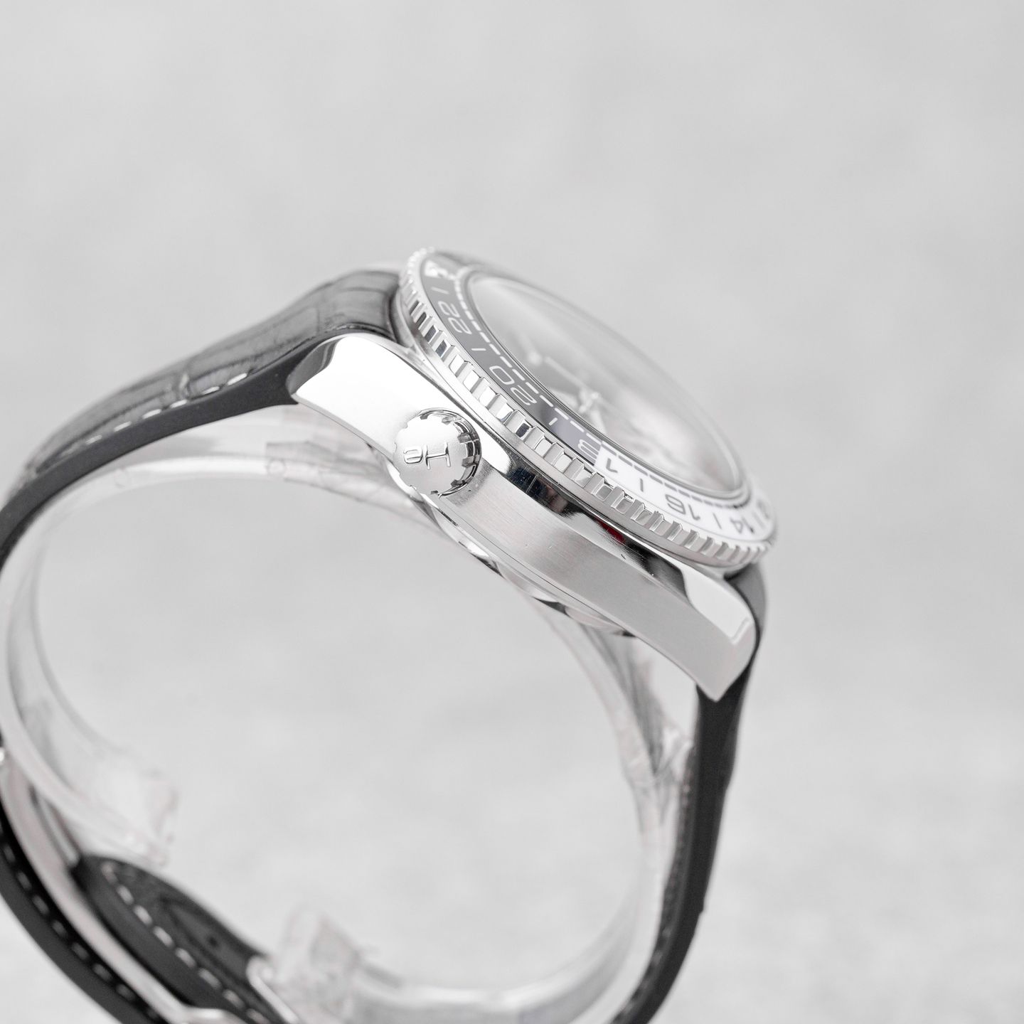 Omega Seamaster Planet Ocean 215.30.44.21.03.001 (2017) - Blue dial 44 mm Steel case (4/8)