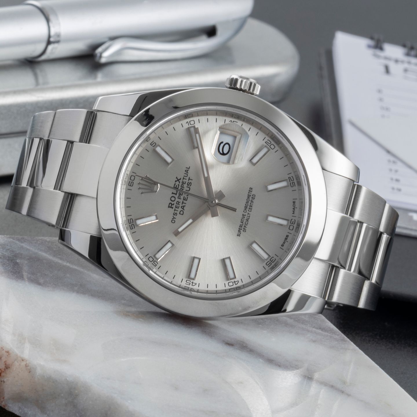 Rolex Datejust 41 126300 (Onbekend (willekeurig serienummer)) - Zilver wijzerplaat 41mm Staal (2/8)