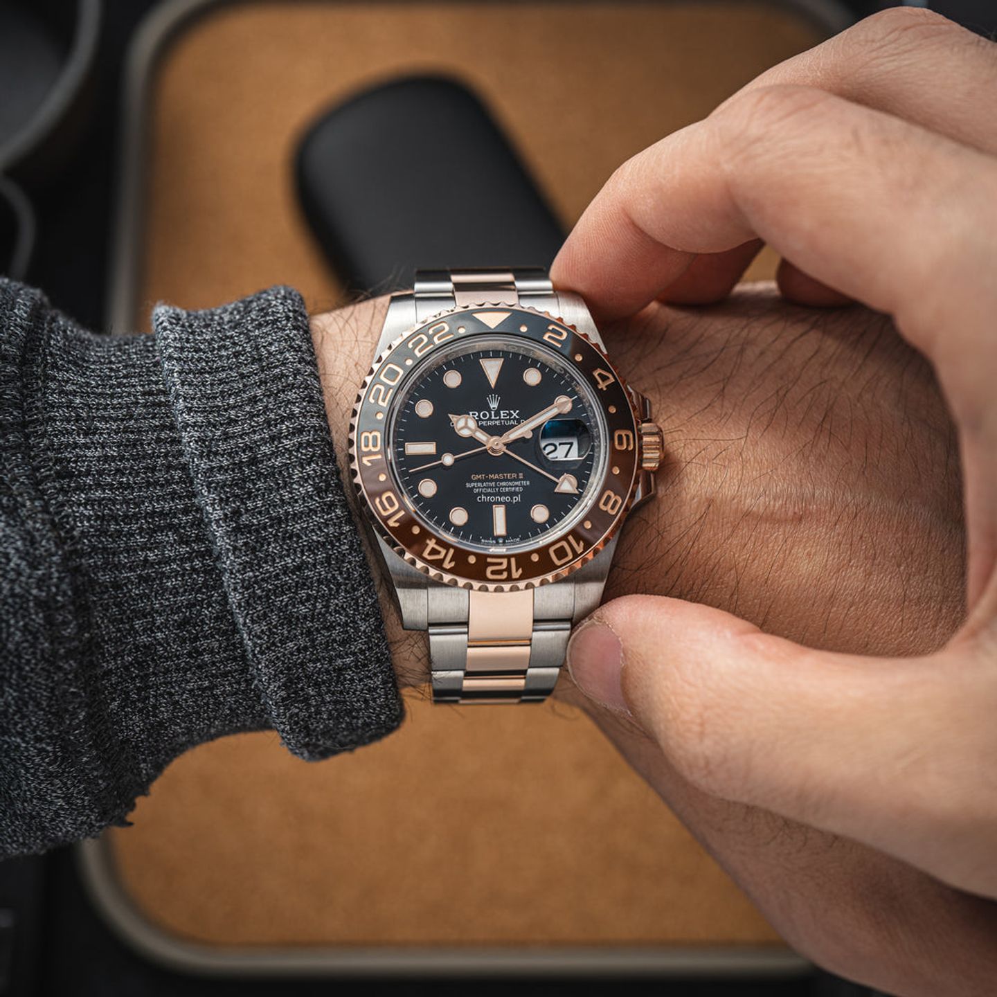 Rolex GMT-Master II 126711CHNR (2024) - Black dial 40 mm Gold/Steel case (6/8)