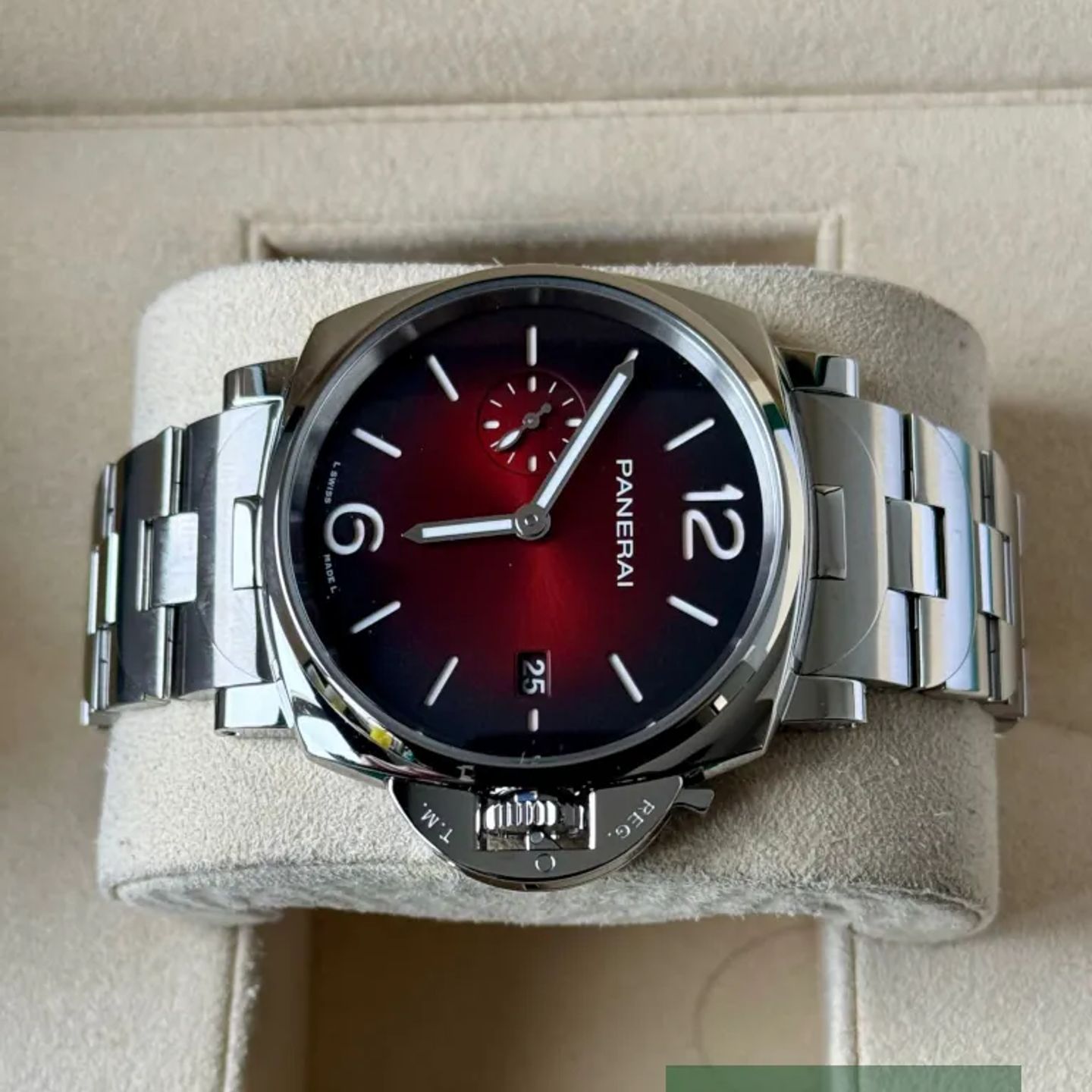 Panerai Luminor Due PAM01539 (2025) - Red dial 42 mm Steel case (4/7)