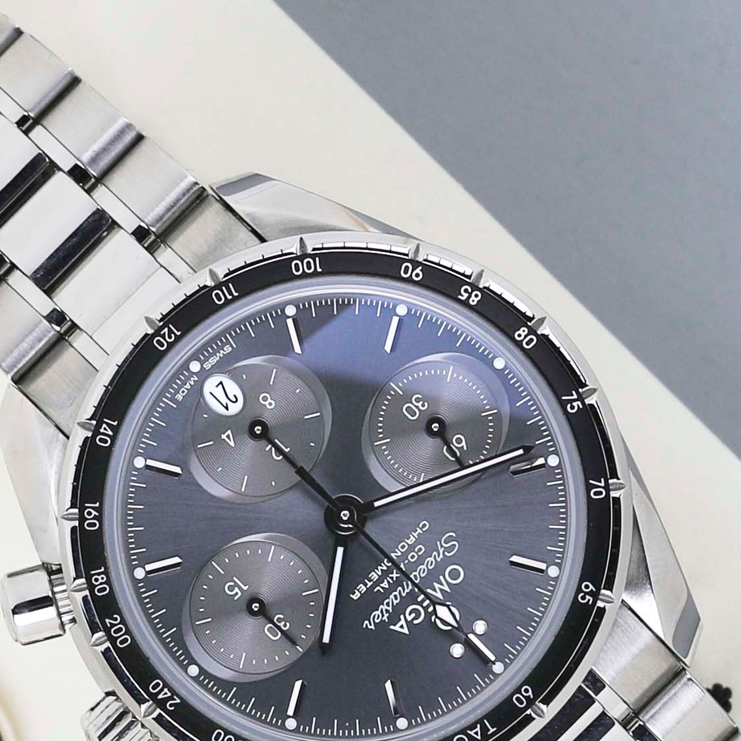 Omega Speedmaster 324.30.38.50.06.001 (2018) - Grey dial 38 mm Steel case (4/8)