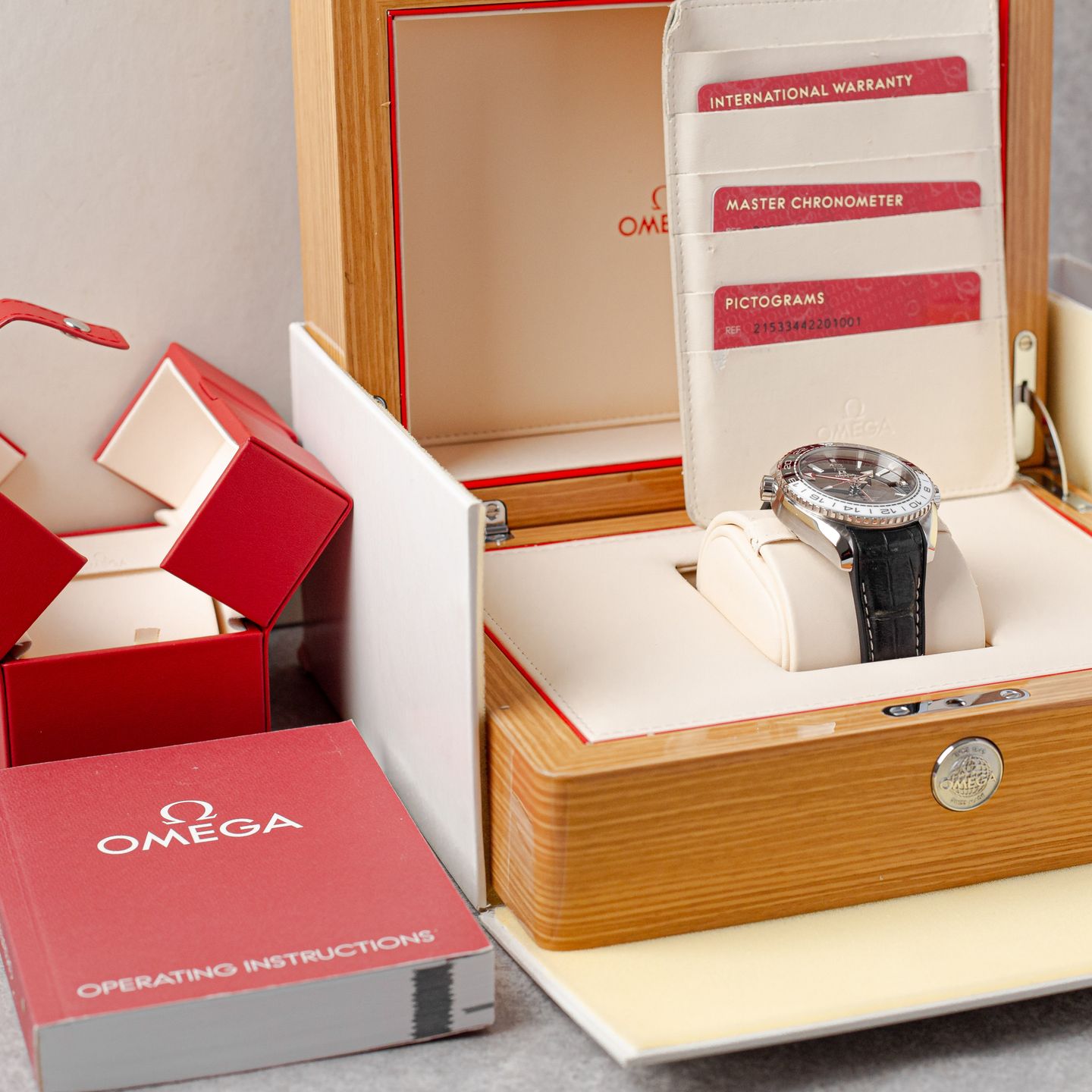 Omega Seamaster Planet Ocean 215.30.44.21.03.001 (2017) - Blue dial 44 mm Steel case (3/8)