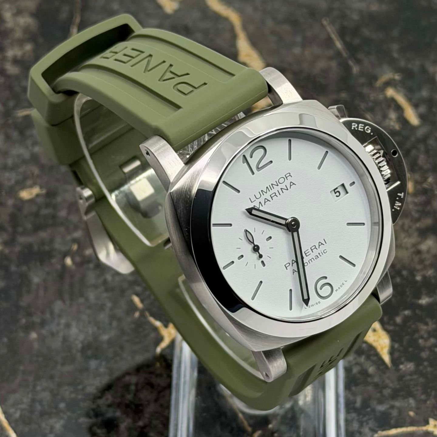 Panerai Luminor Marina PAM01371 (2026) - White dial 40 mm Steel case (5/8)