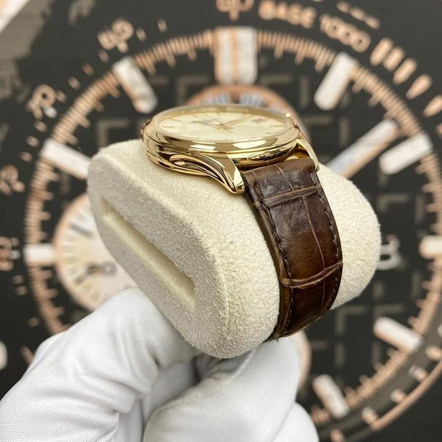 Patek Philippe Calatrava 5227J-001 (2026) - 39mm Geelgoud (3/8)
