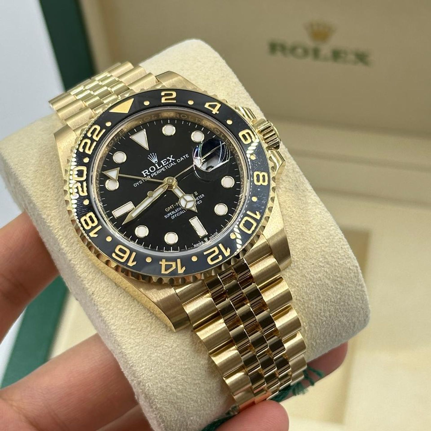 Rolex GMT-Master II 126718grnr (2024) - Black dial 40 mm Yellow Gold case (8/10)