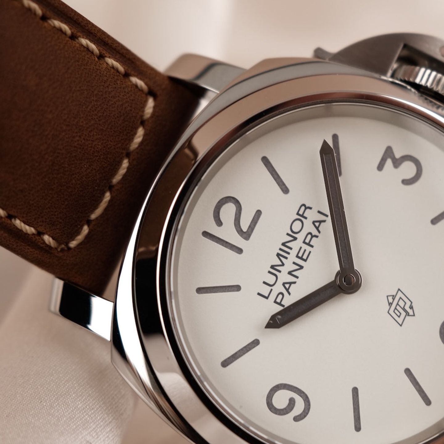 Panerai Luminor Base Logo PAM01087 (2024) - White dial 44 mm Steel case (4/8)