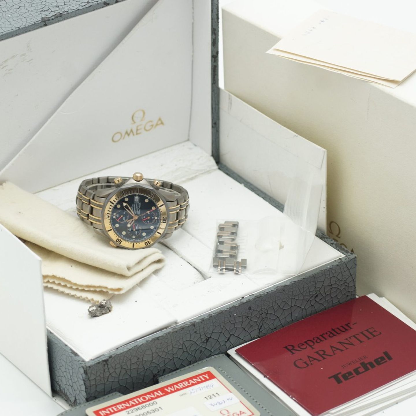 Omega Seamaster Diver 300 M 2296.80.00 (1994) - Blue dial 42 mm Titanium case (2/8)