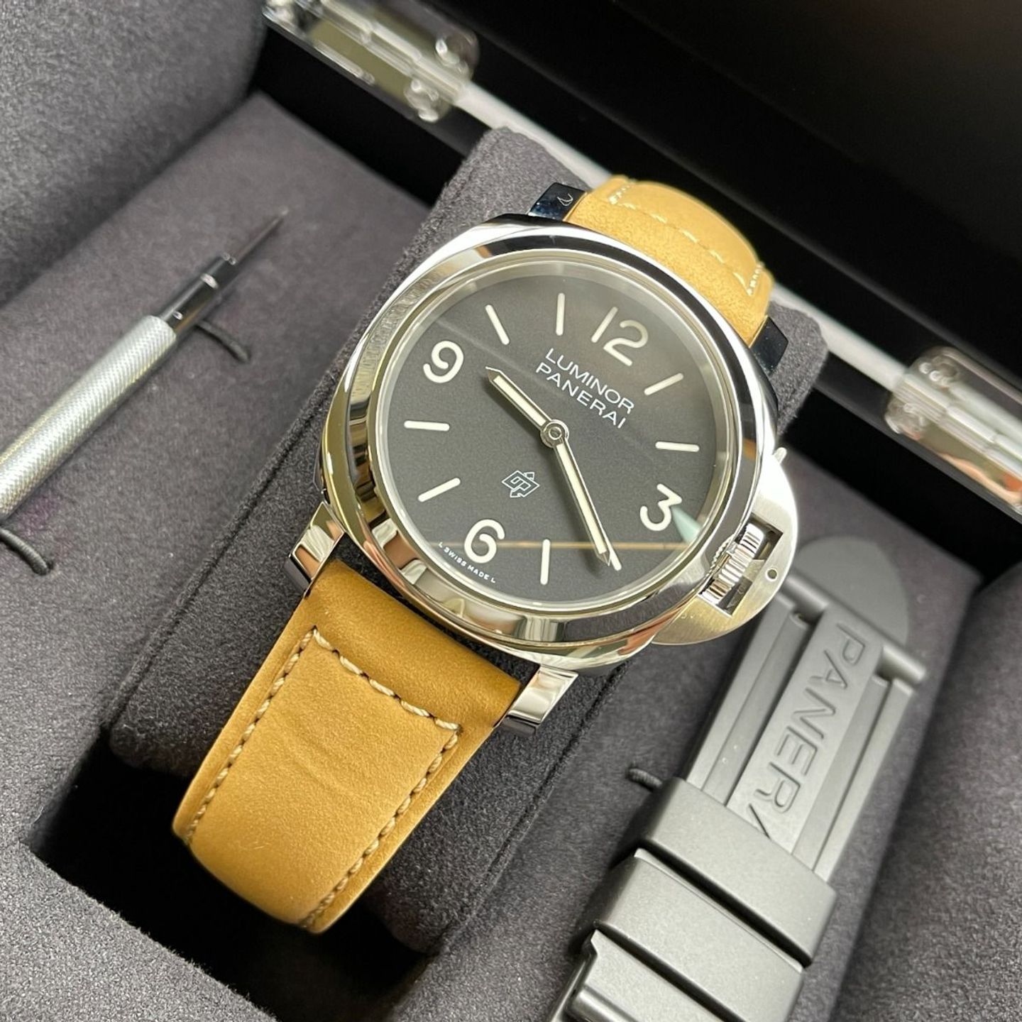 Panerai Luminor Base Logo PAM01086 (2024) - Zwart wijzerplaat 44mm Staal (3/8)