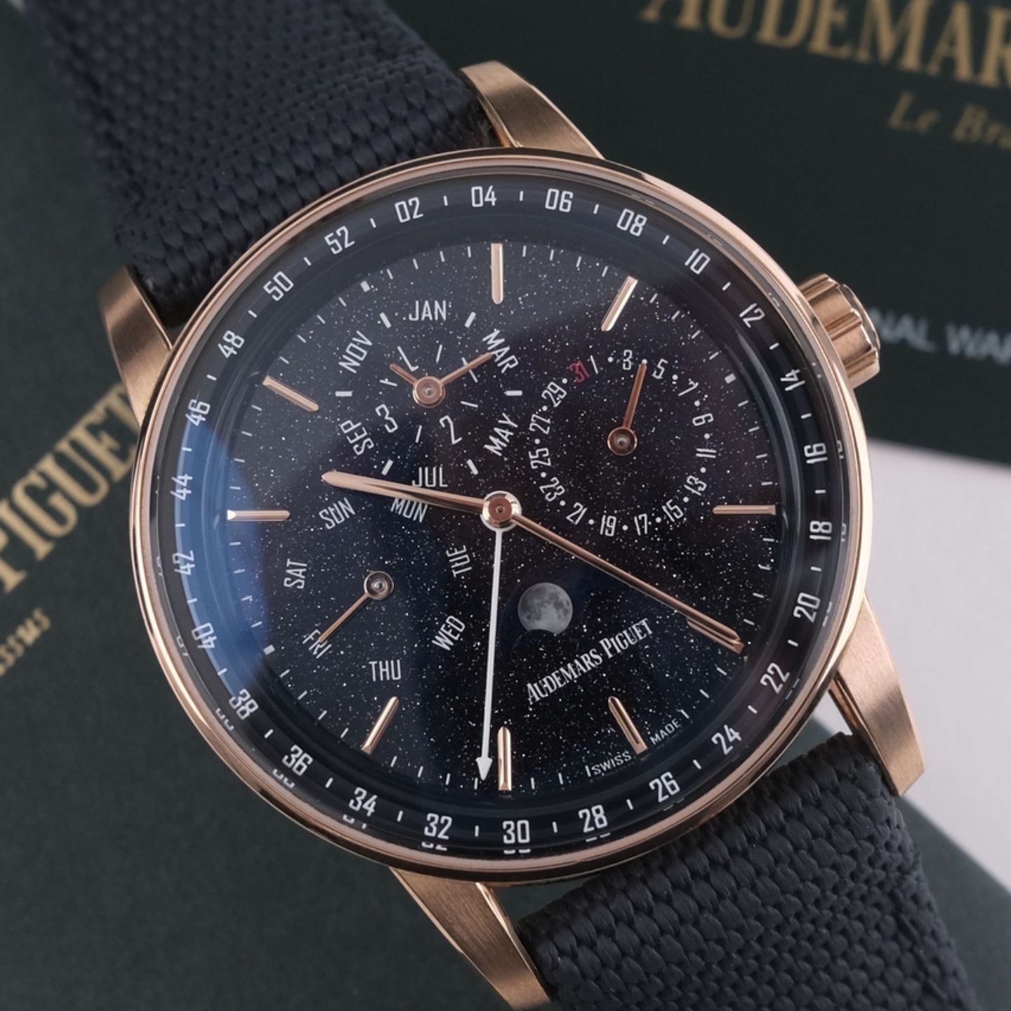 Audemars Piguet CODE 11.59 26394OR (2023) - Blue dial 41 mm Rose Gold case (2/8)