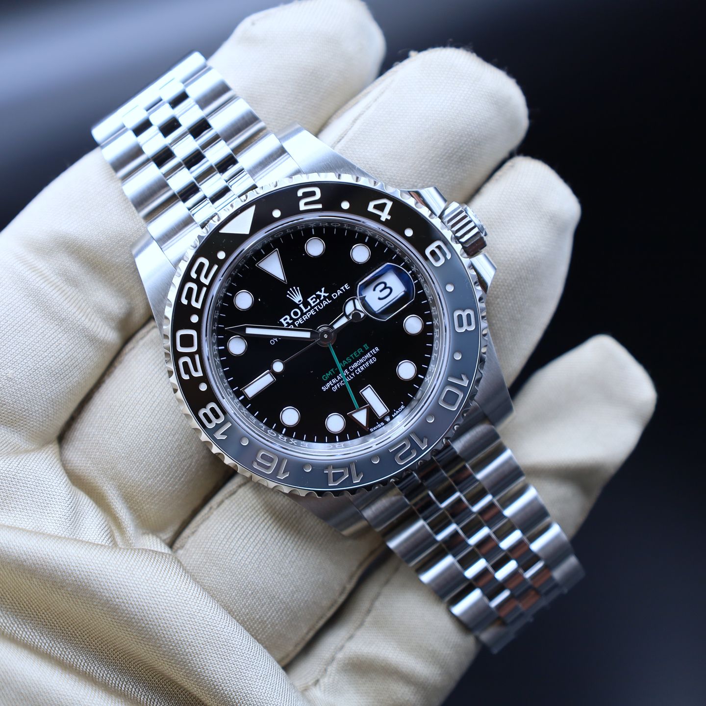 Rolex GMT-Master II 126710GRNR (2023) - Black dial 40 mm Steel case (2/6)