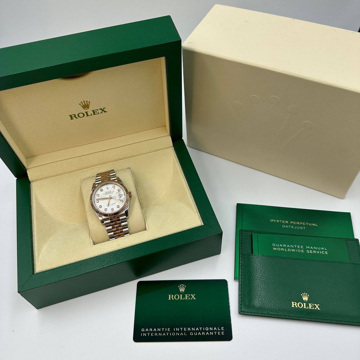 Rolex Datejust 36 126231 (2024) - Zilver wijzerplaat 36mm Staal (2/8)