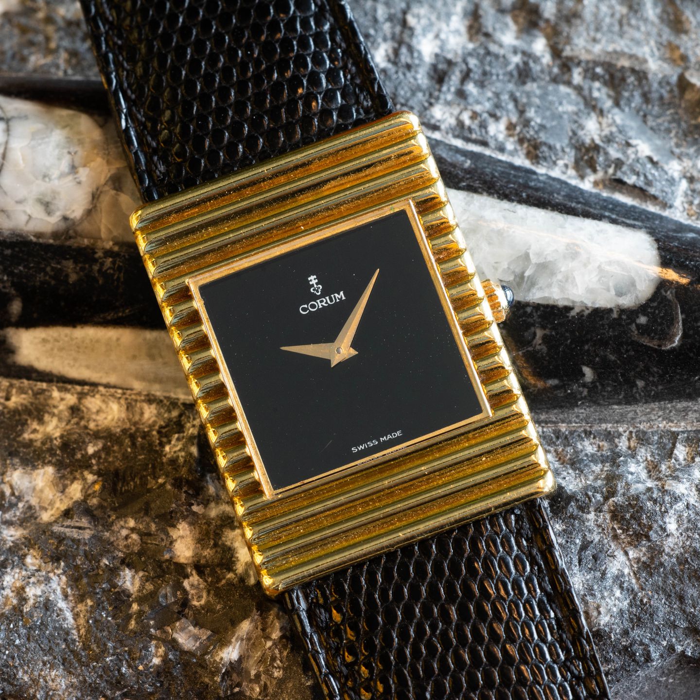 Corum Vintage 57342 (1970) - Black dial 24 mm Yellow Gold case (2/5)