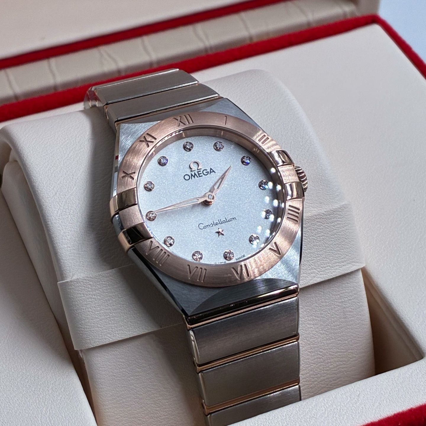 Omega Constellation Quartz 131.20.28.60.52.001 (2024) - Silver dial 28 mm Gold/Steel case (3/6)