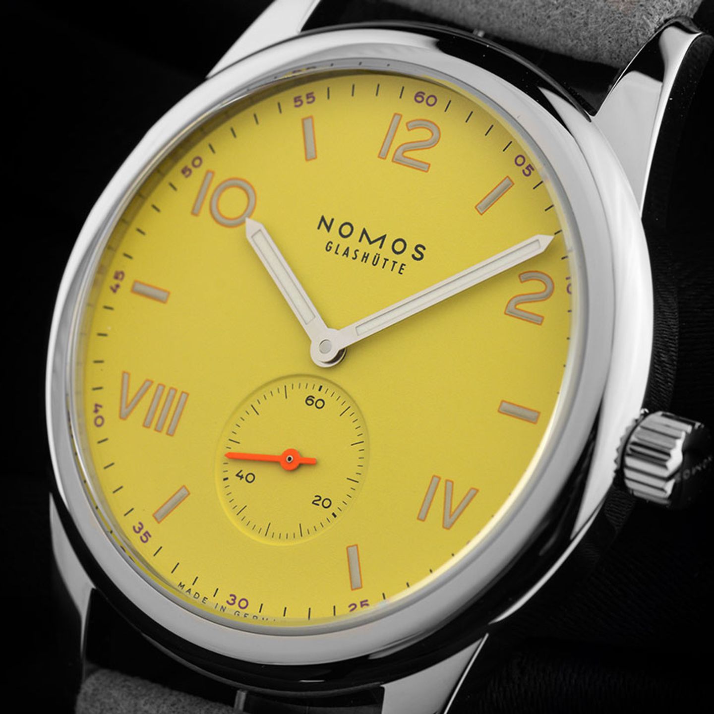 NOMOS Club 721 (2025) - Yellow dial 39 mm Steel case (3/7)