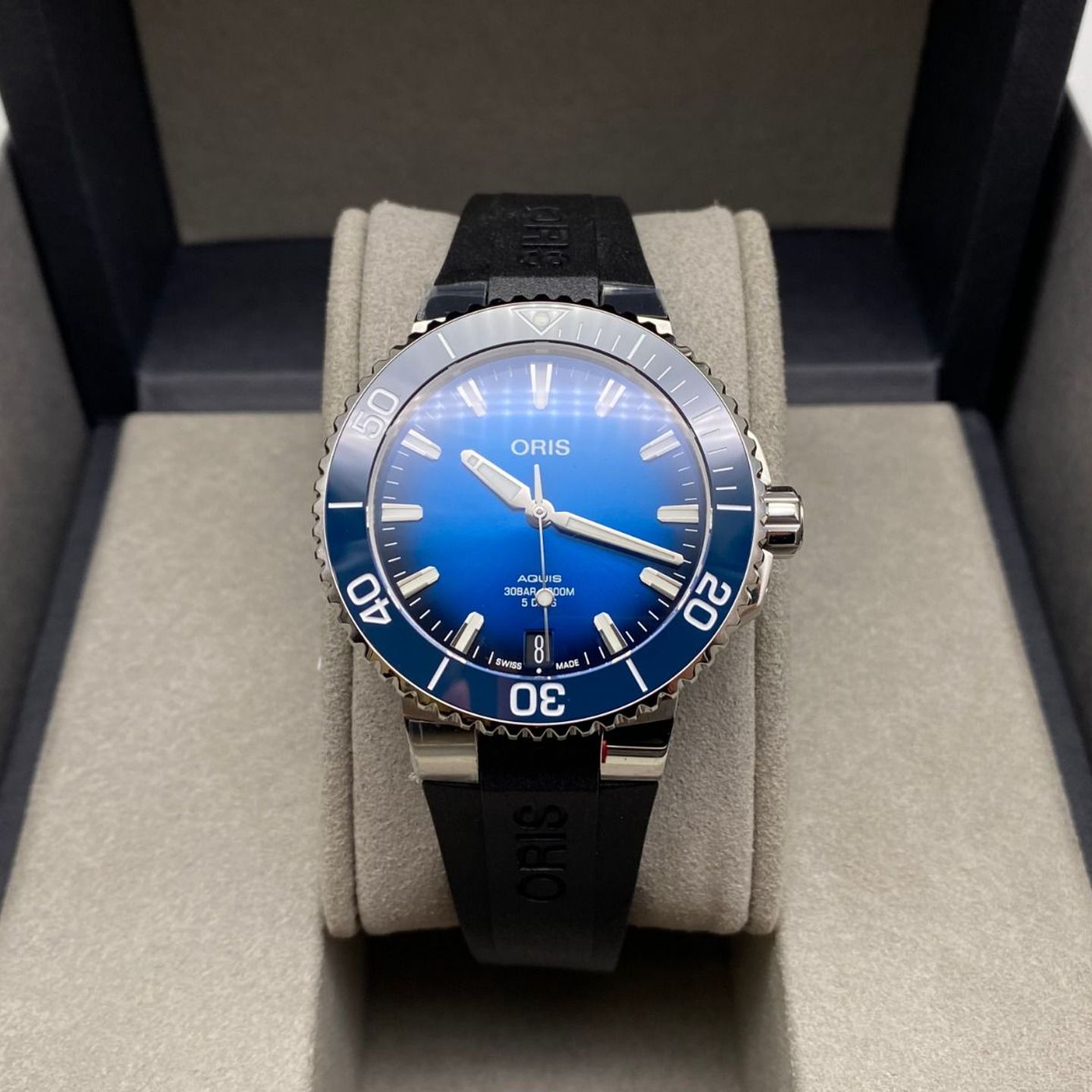 Oris Aquis Date 01 400 7769 4135-07 4 22 74FC (2023) - Blauw wijzerplaat 41mm Staal (2/8)