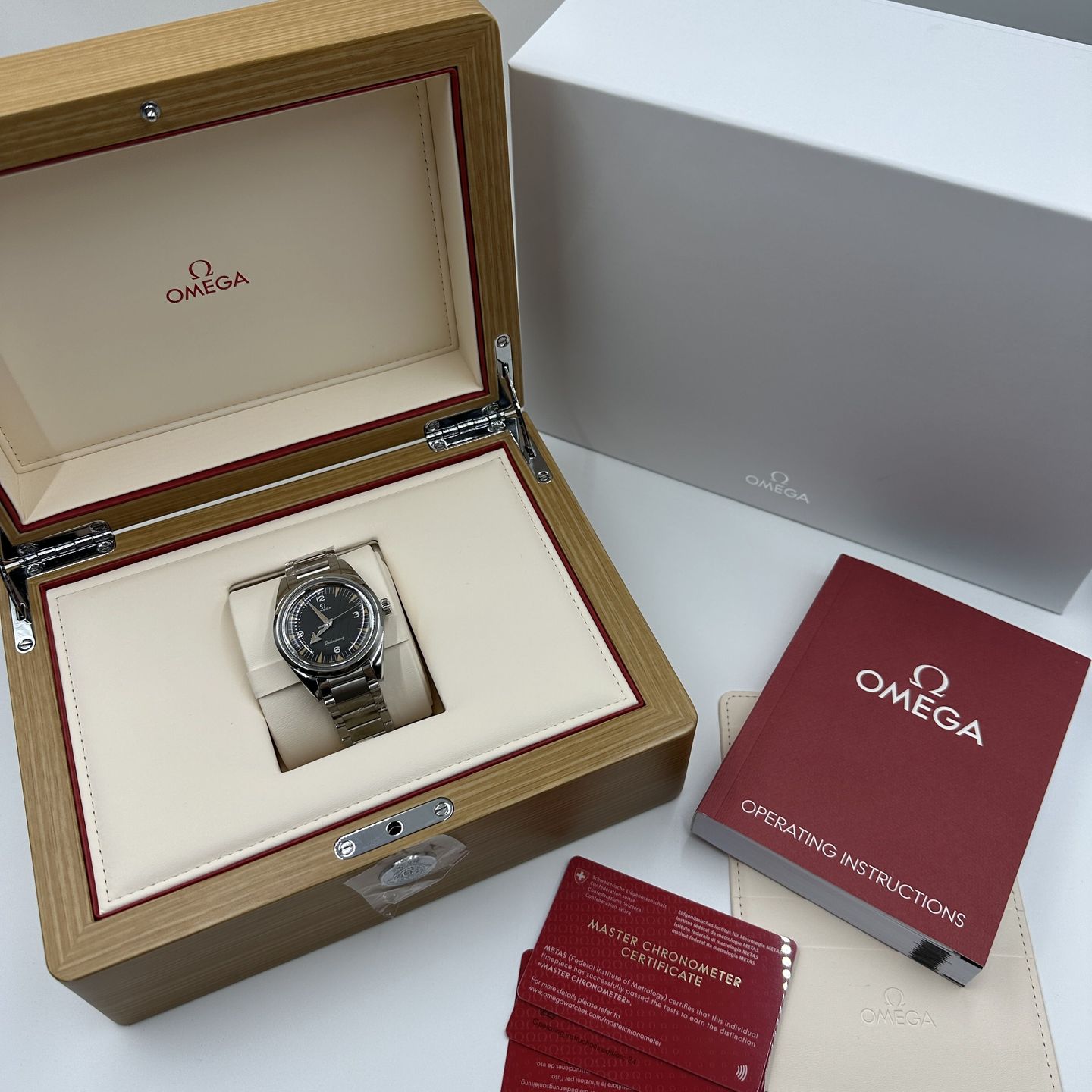 Omega Seamaster Railmaster 220.10.38.20.01.002 (2023) - Black dial 38 mm Steel case (3/8)