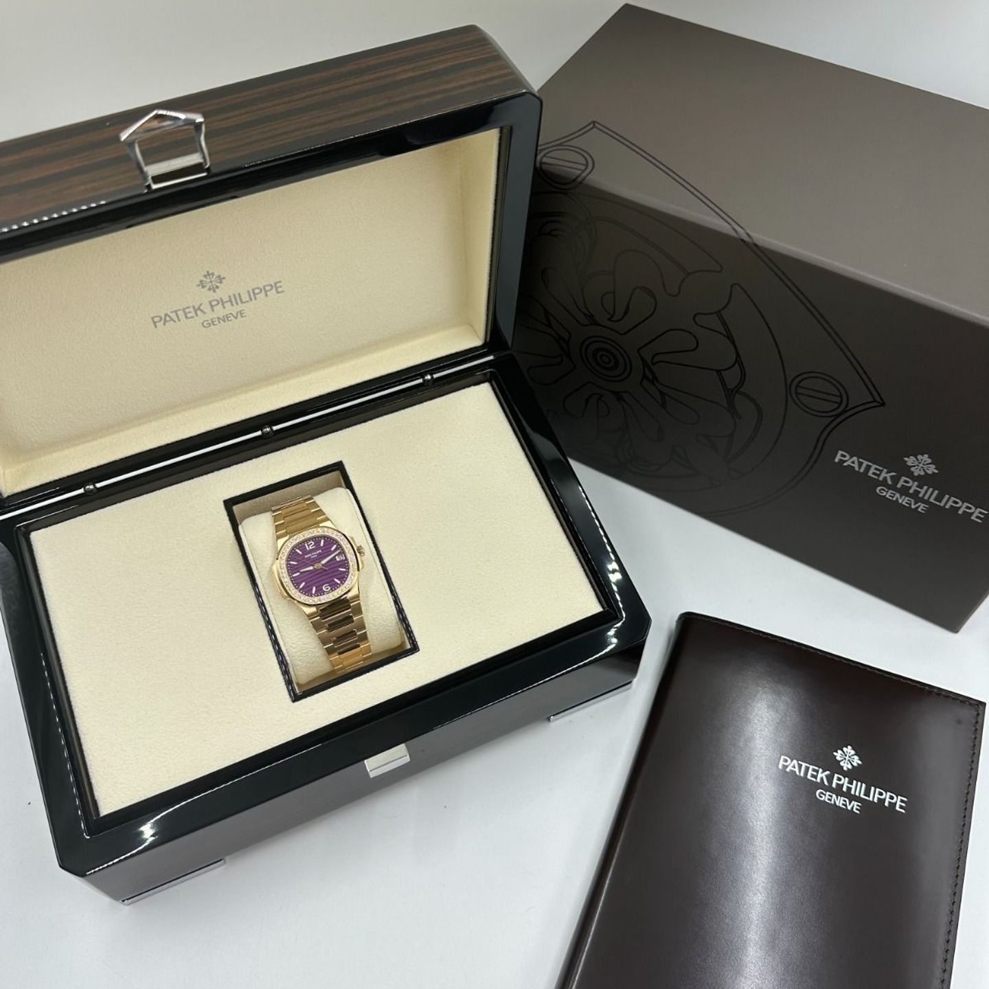 Patek Philippe Nautilus 7010/1R-013 (2023) - Purple dial 32 mm Rose Gold case (2/8)