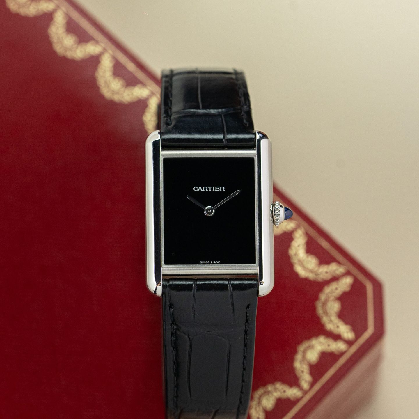 Cartier Tank WSTA0072 (2024) - Zwart wijzerplaat 34mm Staal (1/6)