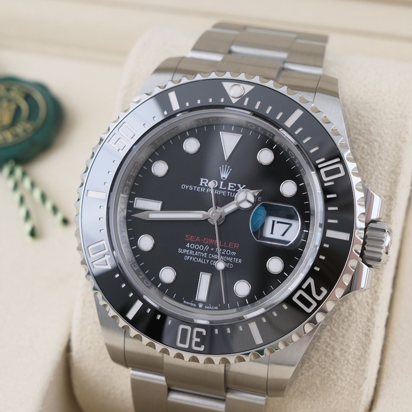 Rolex Sea-Dweller 126600 (2025) - Black dial 43 mm Steel case (3/8)