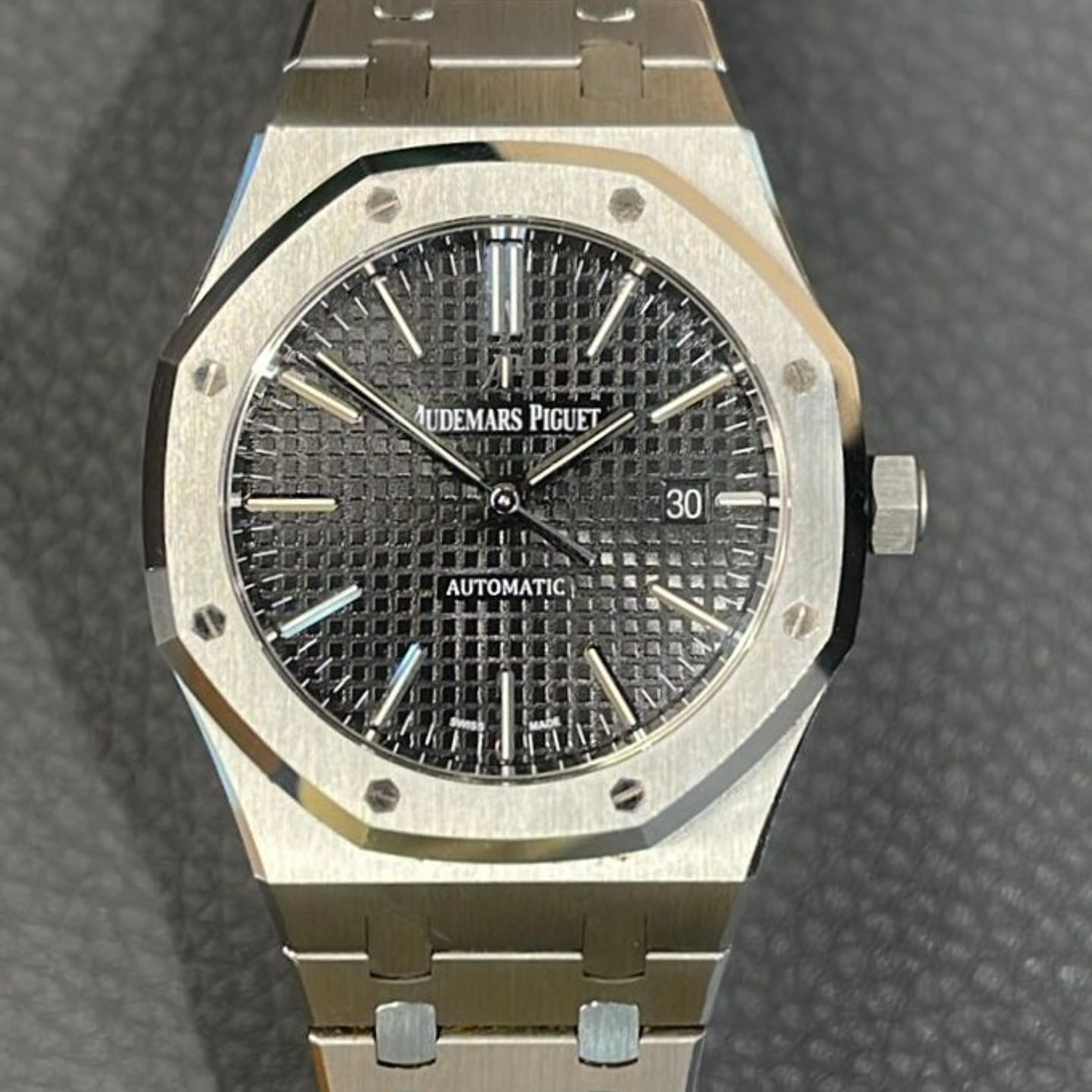 Audemars Piguet Royal Oak Selfwinding 15400ST.OO.1220ST.01 (2024) - Zwart wijzerplaat 41mm Staal (2/6)