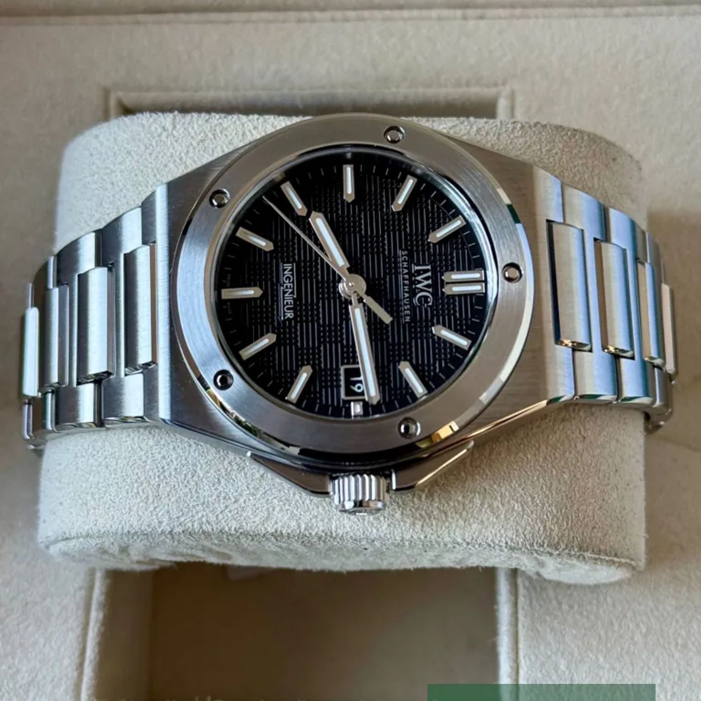 IWC Ingenieur Automatic IW328901 (2022) - Black dial 40 mm Steel case (4/7)