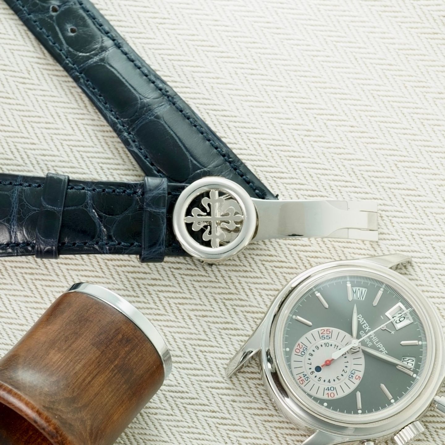 Patek Philippe Annual Calendar Chronograph 5960P (2008) - 40 mm Platinum case (7/8)