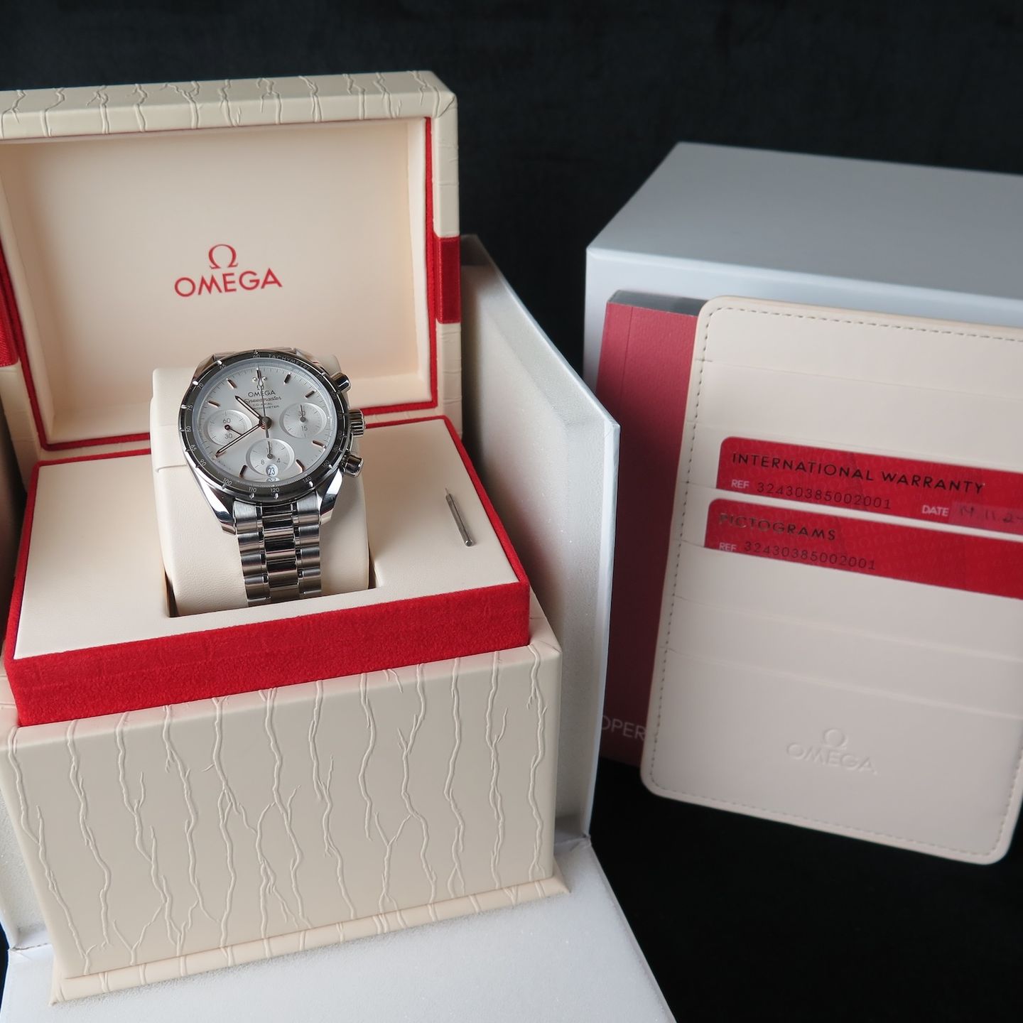 Omega Speedmaster 324.30.38.50.02.001 (2024) - Silver dial 38 mm Steel case (8/8)