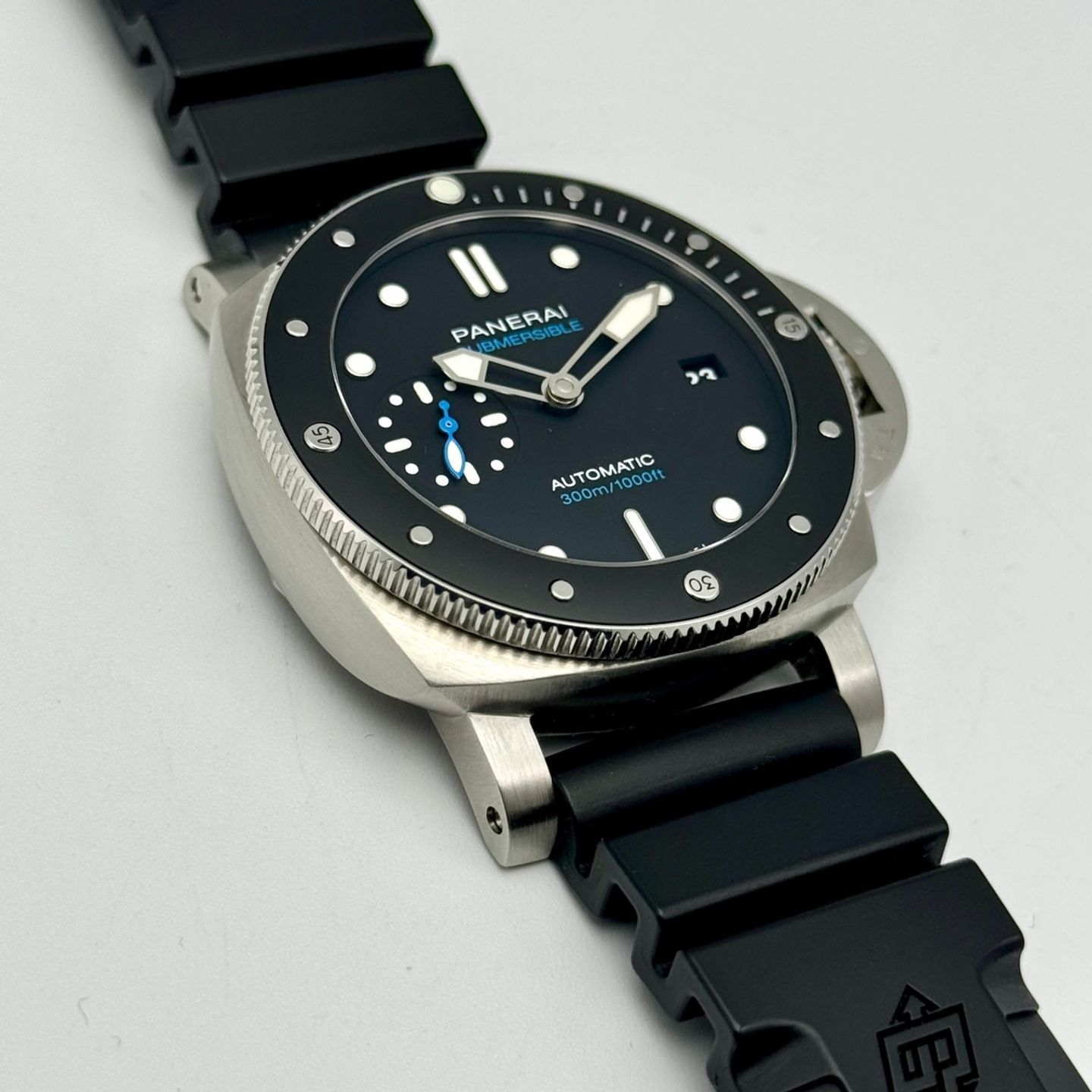 Panerai Luminor Submersible PAM02683 (2021) - Black dial 42 mm Steel case (6/10)