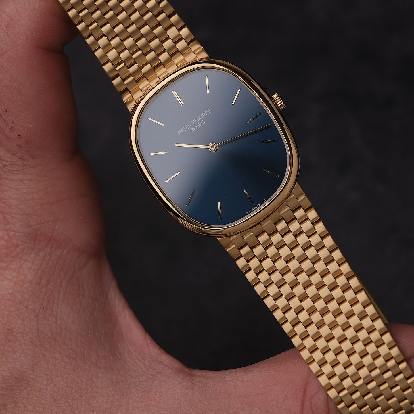 Patek Philippe Golden Ellipse 3838 (1993) - Blue dial 32 mm Yellow Gold case (2/8)