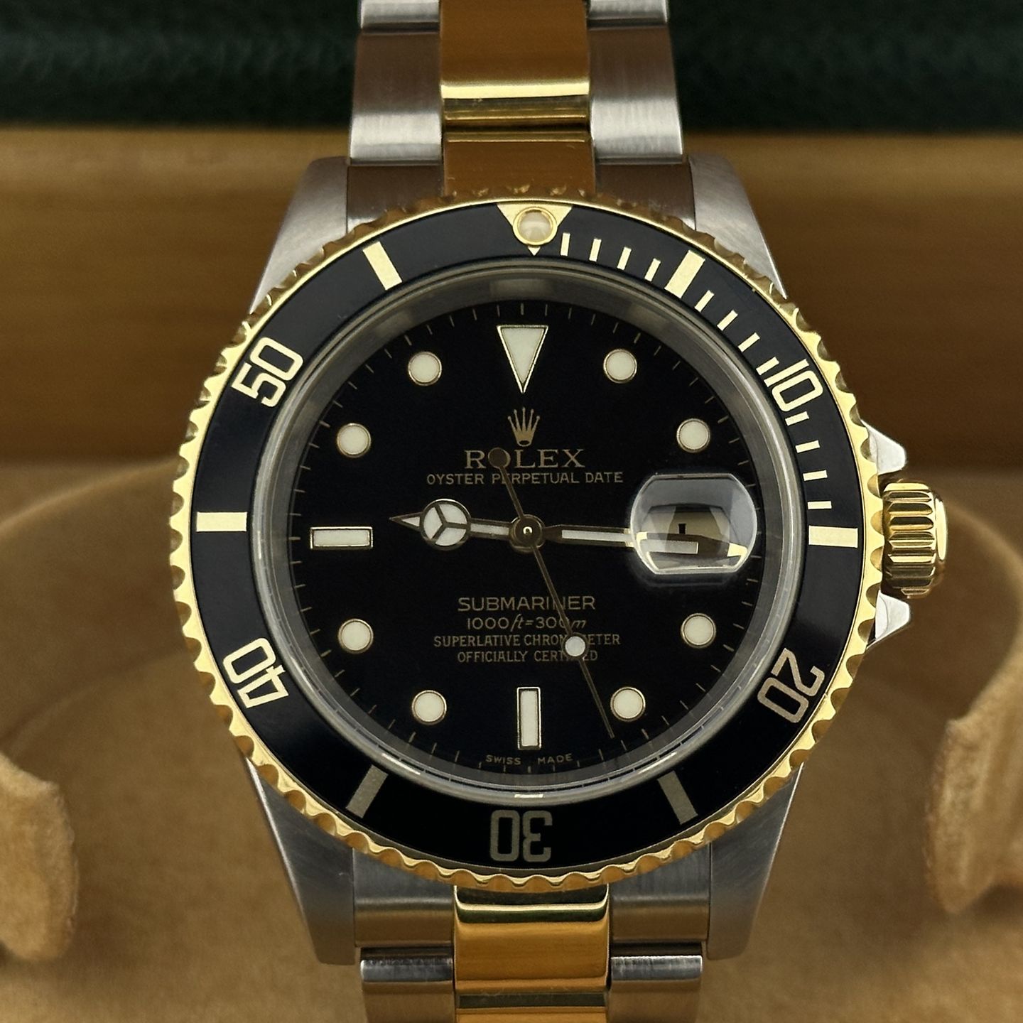 Rolex Submariner Date 16613 (2004) - Black dial 40 mm Gold/Steel case (1/8)