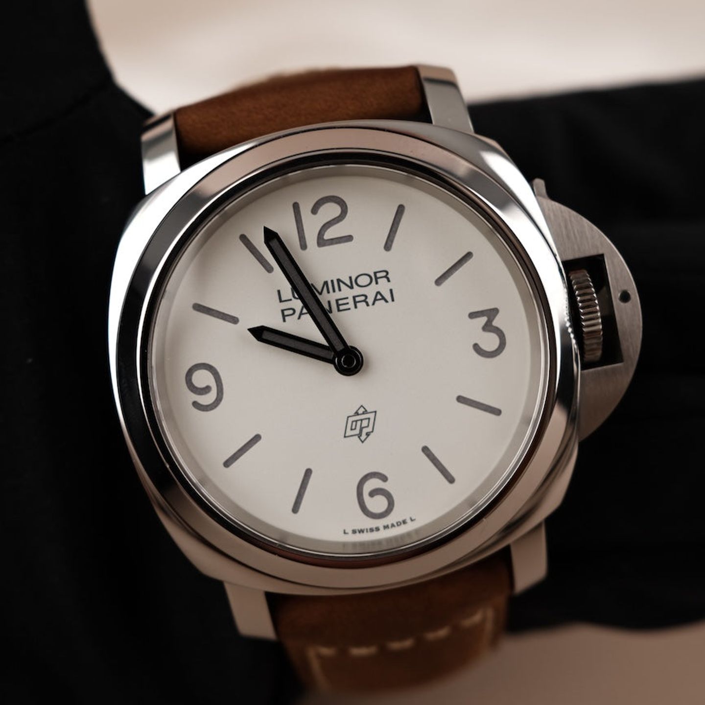 Panerai Luminor Base Logo PAM01087 (2024) - White dial 44 mm Steel case (1/8)