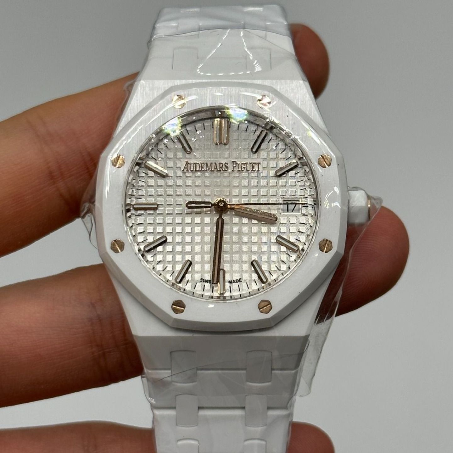 Audemars Piguet Royal Oak Selfwinding 77350CB.OO.1266CB.01 (2024) - Silver dial 34 mm Ceramic case (4/5)