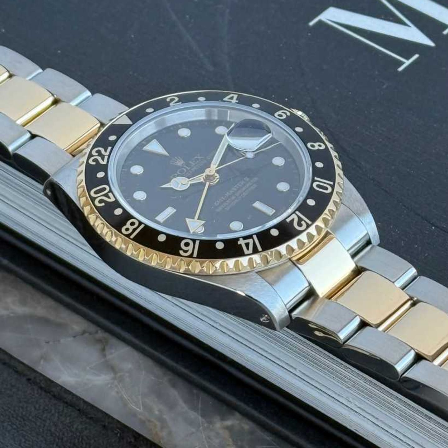 Rolex GMT-Master II 16713 (1999) - Zwart wijzerplaat 40mm Goud/Staal (7/8)