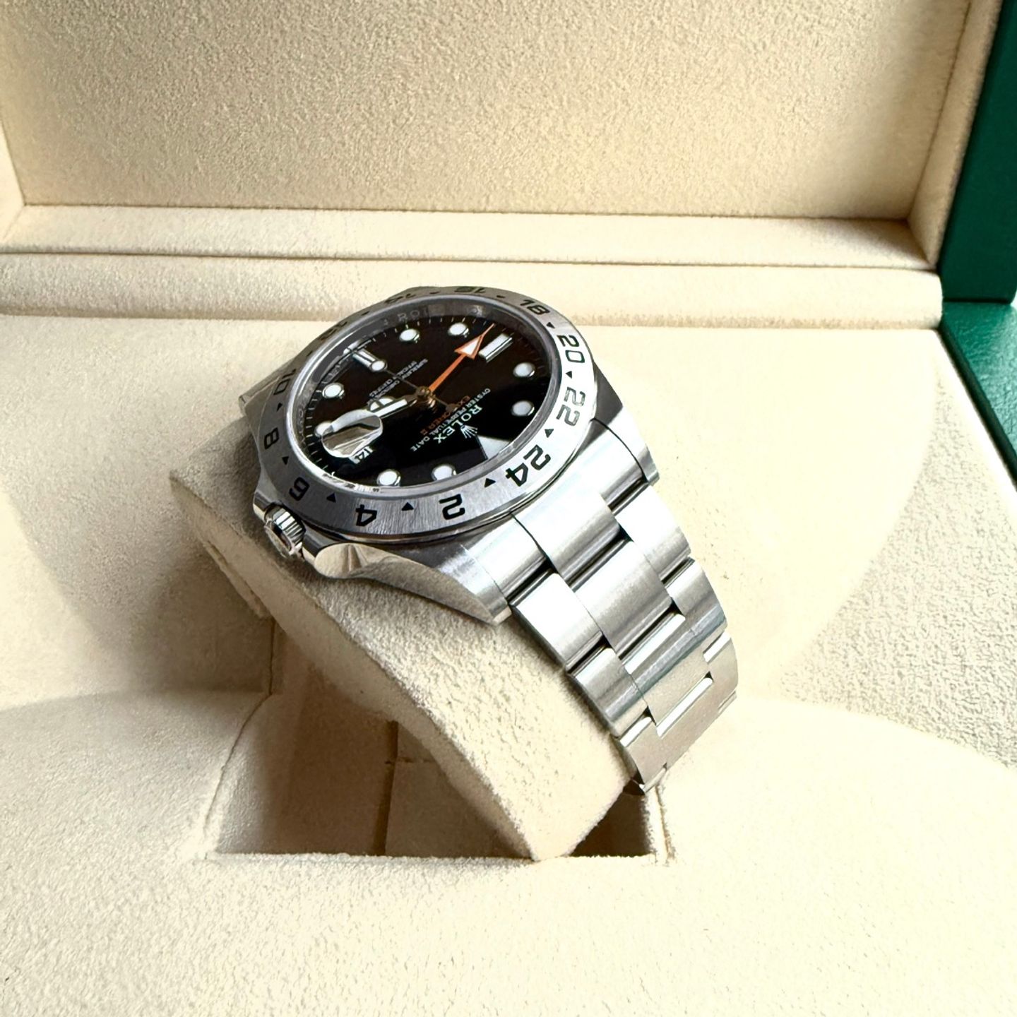 Rolex Explorer II 226570 (2024) - Black dial 42 mm Steel case (6/14)