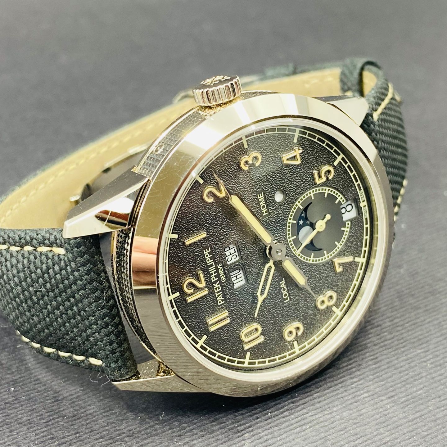 Patek Philippe Annual Calendar Travel Time 5326G-001 (2022) - Grey dial 41 mm White Gold case (2/5)