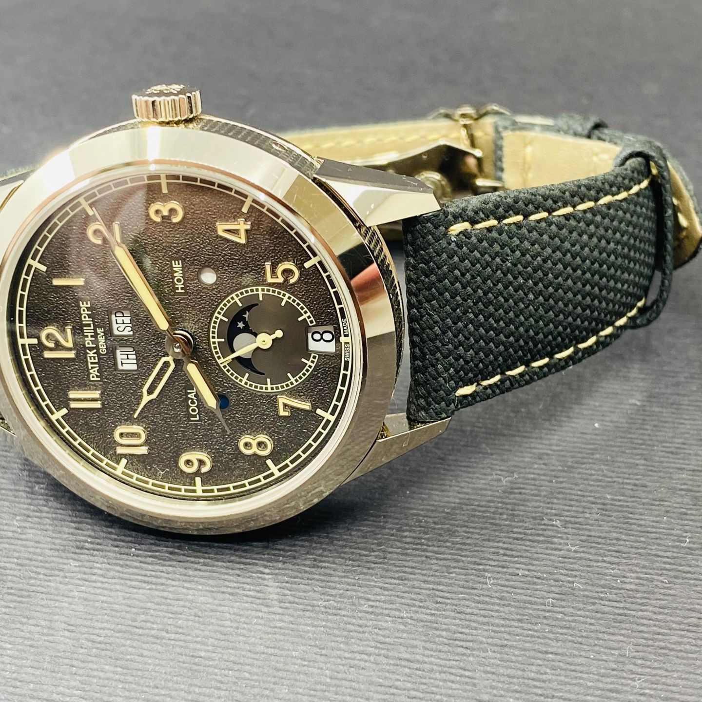 Patek Philippe Annual Calendar Travel Time 5326G-001 (2022) - Grey dial 41 mm White Gold case (3/5)