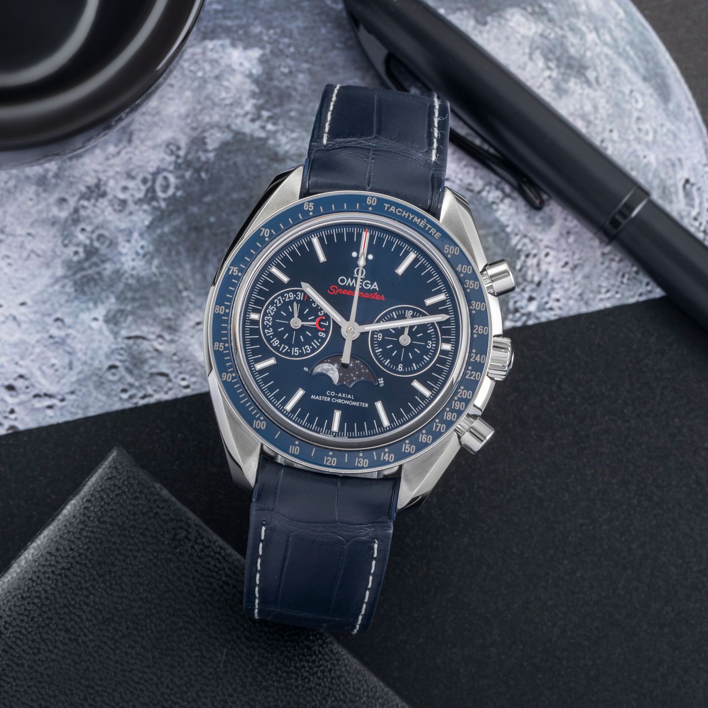 Omega Speedmaster Moonphase 304.33.44.52.03.001 (Onbekend (willekeurig serienummer)) - Blauw wijzerplaat 44mm Staal (1/8)