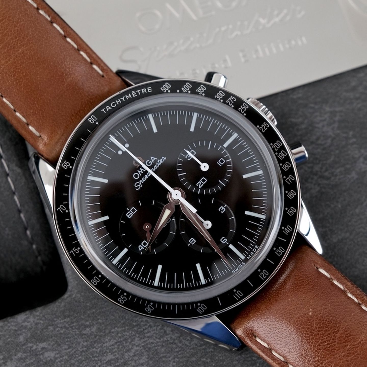 Omega Speedmaster Professional Moonwatch 311.32.40.30.01.001 (2020) - Black dial 40 mm Steel case (2/8)