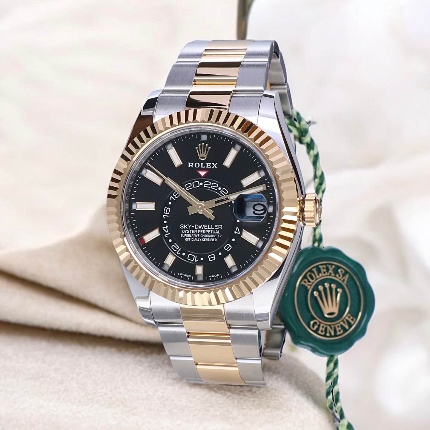 Rolex Sky-Dweller 326933 (2019) - Black dial 42 mm Steel case (1/8)